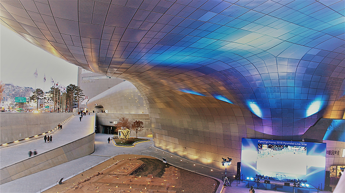 Visitors can enjoy shopping in the Dongdaemun neighborhood in Seoul.